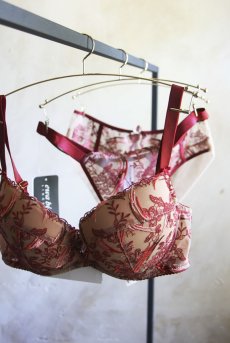 画像17: TRESOR maroon B214 | グラマー向けすっぴん美乳ブラ・ストラップ太め・バストサロン推奨・プランジブラ・B〜Hカップ・赤×ベージュ | ewabien エヴァビアン| 輸入下着・高級ランジェリー  (17)