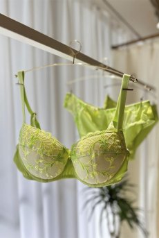 画像19: 在庫限り｜VIVIANA neongreen B214 | グラマー向けすっぴん美乳ブラ・イエローグリーン | ewabien エヴァビアン| 輸入下着・高級ランジェリー  (19)