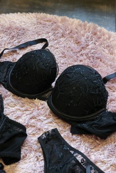 画像15: FIORA black B214 | 3/4カップ・ワイヤーブラ・グラマー向け・すっぴん美乳ブラ・ブラック| ewabien エヴァビアン【サイズ交換OK】 輸入下着・高級ランジェリー  (15)