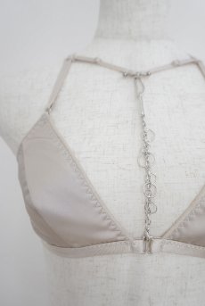 画像14: Deformed Triangle Bra | petit pause | ブラジャー・ノンワイヤーブラ・サテン生地・クロスバック・ベージュ | Kiff  キッフ 【サイズ交換NG】   日本製   (14)