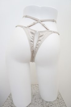 画像12: Waist Harness Tanga | petit pause | ウエストハーネス付きタンガ・Tバックショーツ・サテン生地・ベージュ | Kiff キッフ 【サイズ交換NG・クーポン割引対象外・メール便対象】  日本製   (12)