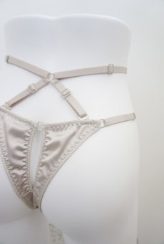 画像15: Waist Harness Tanga | petit pause | ウエストハーネス付きタンガ・Tバックショーツ・サテン生地・ベージュ | Kiff キッフ 【サイズ交換NG・クーポン割引対象外・メール便対象】  日本製   (15)