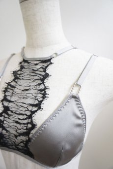 画像13: Triangle Layered Bra | Onde a l'Aube | ブラジャー・ノンワイヤーブラ・サテン生地・レース・グレー | Kiff  キッフ 【サイズ交換NG】   日本製   (13)