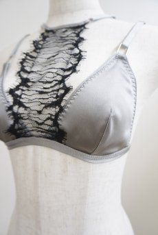 画像14: Triangle Layered Bra | Onde a l'Aube | ブラジャー・ノンワイヤーブラ・サテン生地・レース・グレー | Kiff  キッフ 【サイズ交換NG】   日本製   (14)