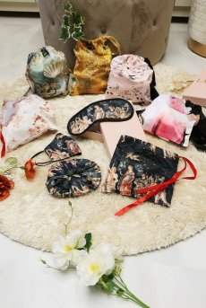 画像8: 【サンプル特別価格】Art Tattoo Travel Set|トラベル4点セット・アイマスク・シュシュ・マスク・巾着ポーチ|ギフトBOX入り|LA MUSAアイコンプリント・未発表モデル・サンプル・見本品|LA MUSA ラミューザ【即日発送・サイズ交換NG】輸入下着・ 高級ランジェリー   (8)