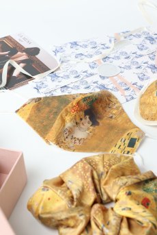 画像3: 【サンプル特別価格】Gustav Klimt Travel Set|トラベル4点セット・アイマスク・シュシュ・マスク・巾着ポーチ|ギフトBOX入り|クリムト柄・未発表モデル・サンプル・見本品|LA MUSA ラミューザ【即日発送・サイズ交換NG】輸入下着・ 高級ランジェリー   (3)