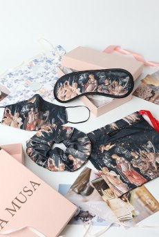 画像2: 【サンプル特別価格】Primavera Travel Set|トラベル4点セット・アイマスク・シュシュ・マスク・巾着ポーチ|ギフトBOX入り|プリマヴェーラ柄・未発表モデル・サンプル・見本品|LA MUSA ラミューザ【即日発送・サイズ交換NG】輸入下着・ 高級ランジェリー   (2)