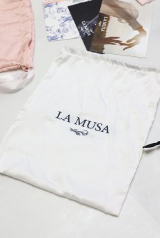 画像2: 【サンプル特別価格】White Muse Lingerie Pouch|ランジェリーポーチ・巾着|ギフトBOX入り|LA MUSAアイコンプリント・未発表モデル・サンプル・見本品|LA MUSA ラミューザ【即日発送・サイズ交換NG】輸入下着・ 高級ランジェリー   (2)