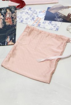 画像2: 【サンプル特別価格】Peonie Lingerie Pouch|ランジェリーポーチ・巾着|ギフトBOX入り|LA MUSAアイコンプリント・未発表モデル・サンプル・見本品|LA MUSA ラミューザ【即日発送・サイズ交換NG】輸入下着・ 高級ランジェリー   (2)