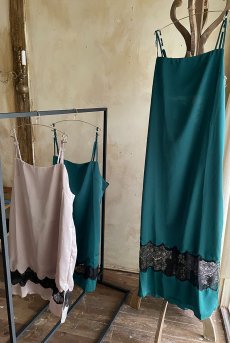 画像12: Cedar Long Satin Camisole GR | ロングスリップ・ロングキャミソール・ディープグリーン| Lilose リローズ【サイズ交換NG】   日本製   (12)