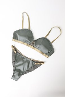 画像7: Lace Driving Set BOWIE | ノンワイヤーブラ＆ショーツセット・ディープグリーン×ゴールド・ポーチ付き | maimia マイミア【サイズ交換NG・クーポン割引対象外】 日本製・高級ランジェリー   (7)