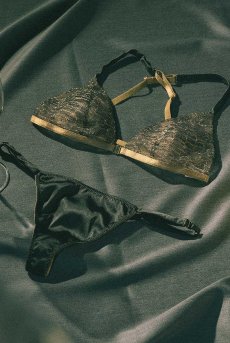 画像19: 在庫限り｜Lace Weekend Set Black High  | ノンワイヤーブラ＆ショーツセット・フロントホック・Tバック・ブラック・クロコダイル柄・ポーチ付き | maimia マイミア【サイズ交換NG・クーポン割引対象外】 日本製・高級ランジェリー   (19)