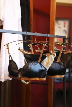 画像10: Lace Driving Set PAVONE| ノンワイヤーブラ＆ショーツセット・ブルーグリーン×ゴールド・ポーチ付き | maimia マイミア【サイズ交換NG・クーポン割引対象外】 日本製・高級ランジェリー   (10)