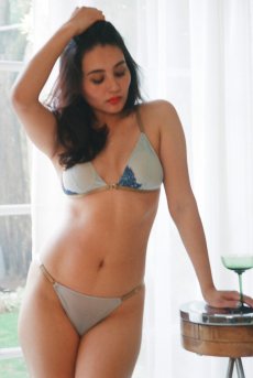 画像2: Lace Weekend Set BLUE MARTINI | ノンワイヤーブラ＆ショーツセット・フロントホック・Tバック・フレンチリバーレース・ペールブルー・ポーチ付き | maimia マイミア【サイズ交換NG・クーポン割引対象外】 日本製・高級ランジェリー   (2)