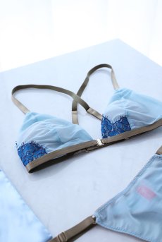 画像4: Lace Weekend Set BLUE MARTINI | ノンワイヤーブラ＆ショーツセット・フロントホック・Tバック・フレンチリバーレース・ペールブルー・ポーチ付き | maimia マイミア【サイズ交換NG・クーポン割引対象外】 日本製・高級ランジェリー   (4)