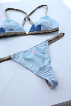 画像5: Lace Weekend Set BLUE MARTINI | ノンワイヤーブラ＆ショーツセット・フロントホック・Tバック・フレンチリバーレース・ペールブルー・ポーチ付き | maimia マイミア【サイズ交換NG・クーポン割引対象外】 日本製・高級ランジェリー   (5)