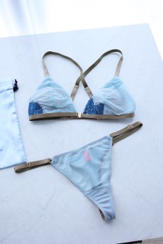画像6: Lace Weekend Set BLUE MARTINI | ノンワイヤーブラ＆ショーツセット・フロントホック・Tバック・フレンチリバーレース・ペールブルー・ポーチ付き | maimia マイミア【サイズ交換NG・クーポン割引対象外】 日本製・高級ランジェリー   (6)