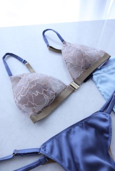画像3: Luxe Weekend Set AZZURO | ノンワイヤーブラ＆ショーツセット・フロントホック・Tバック・フレンチリバーレース・ブルー×ヌーディベージュ・ポーチ付き | maimia マイミア【サイズ交換NG・クーポン割引対象外】 日本製・高級ランジェリー   (3)