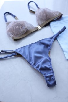 画像4: Luxe Weekend Set AZZURO | ノンワイヤーブラ＆ショーツセット・フロントホック・Tバック・フレンチリバーレース・ブルー×ヌーディベージュ・ポーチ付き | maimia マイミア【サイズ交換NG・クーポン割引対象外】 日本製・高級ランジェリー   (4)
