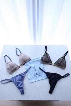 画像5: Luxe Weekend Set AZZURO | ノンワイヤーブラ＆ショーツセット・フロントホック・Tバック・フレンチリバーレース・ブルー×ヌーディベージュ・ポーチ付き | maimia マイミア【サイズ交換NG・クーポン割引対象外】 日本製・高級ランジェリー   (5)