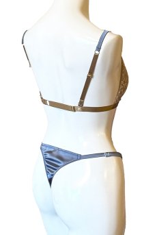 画像8: Luxe Weekend Set AZZURO | ノンワイヤーブラ＆ショーツセット・フロントホック・Tバック・フレンチリバーレース・ブルー×ヌーディベージュ・ポーチ付き | maimia マイミア【サイズ交換NG・クーポン割引対象外】 日本製・高級ランジェリー   (8)