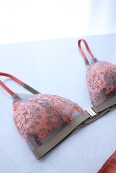画像3: Luxe Weekend Set  SOLE | ノンワイヤーブラ＆ショーツセット・フロントホック・Tバック・フレンチリバーレース・ブルーグレー×オレンジ・ポーチ付き | maimia マイミア【サイズ交換NG・クーポン割引対象外】 日本製・高級ランジェリー   (3)