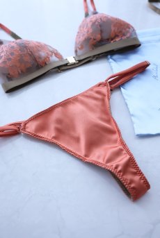 画像4: Luxe Weekend Set  SOLE | ノンワイヤーブラ＆ショーツセット・フロントホック・Tバック・フレンチリバーレース・ブルーグレー×オレンジ・ポーチ付き | maimia マイミア【サイズ交換NG・クーポン割引対象外】 日本製・高級ランジェリー   (4)