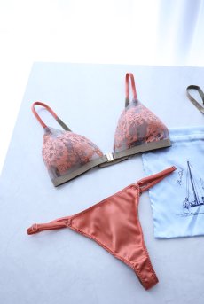 画像5: Luxe Weekend Set  SOLE | ノンワイヤーブラ＆ショーツセット・フロントホック・Tバック・フレンチリバーレース・ブルーグレー×オレンジ・ポーチ付き | maimia マイミア【サイズ交換NG・クーポン割引対象外】 日本製・高級ランジェリー   (5)
