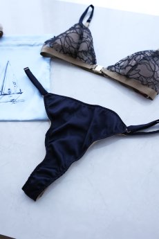 画像4: Luxe Weekend Set  COMPLICE | ノンワイヤーブラ＆ショーツセット・フロントホック・Tバック・フレンチリバーレース・ブラック×ダークネイビー・ポーチ付き | maimia マイミア【サイズ交換NG・クーポン割引対象外】 日本製・高級ランジェリー   (4)