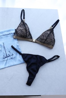画像5: Luxe Weekend Set  COMPLICE | ノンワイヤーブラ＆ショーツセット・フロントホック・Tバック・フレンチリバーレース・ブラック×ダークネイビー・ポーチ付き | maimia マイミア【サイズ交換NG・クーポン割引対象外】 日本製・高級ランジェリー   (5)