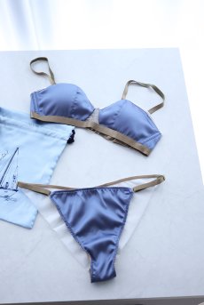 画像5: Lace Driving Set AZZURO| ノンワイヤーブラ＆ショーツセット・ブルー×ホワイト・ポーチ付き | maimia マイミア【サイズ交換NG・クーポン割引対象外】 日本製・高級ランジェリー   (5)