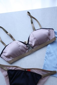画像3: Lace Driving Set COMPLICE| ノンワイヤーブラ＆ショーツセット・ダークネイビー×ベージュ・ポーチ付き | maimia マイミア【サイズ交換NG・クーポン割引対象外】 日本製・高級ランジェリー   (3)