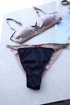画像4: Lace Driving Set COMPLICE| ノンワイヤーブラ＆ショーツセット・ダークネイビー×ベージュ・ポーチ付き | maimia マイミア【サイズ交換NG・クーポン割引対象外】 日本製・高級ランジェリー   (4)