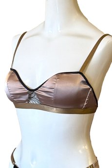 画像10: Lace Driving Set COMPLICE| ノンワイヤーブラ＆ショーツセット・ダークネイビー×ベージュ・ポーチ付き | maimia マイミア【サイズ交換NG・クーポン割引対象外】 日本製・高級ランジェリー   (10)