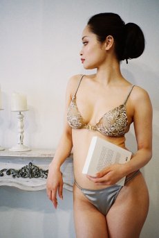 画像7: Luxe Eclair Weekend Set  TRENCH| ノンワイヤーブラ＆ショーツセット・フロントホック・Tバック・フレンチリバーレース・トレンチ（カーキベージュ）・ポーチ付き | maimia マイミア【サイズ交換NG・クーポン割引対象外】 日本製・高級ランジェリー   (7)