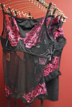 画像37: Rosenty 3-pcs set|ワイヤー入りブラジャー＆ガーターベルト＆ブラジリアンショーツ3点セット・ブラック×ピンク | obsessive 高級Sexyランジェリー【即日発送・サイズ交換NG・メール便対象】輸入下着・ランジェリー   (37)