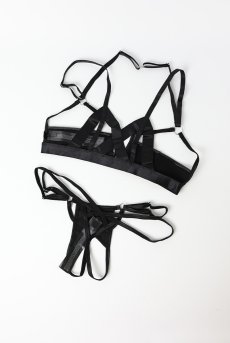 画像14: Keira Lise 2-pcs crotchless set｜ブラ＆クロッチレスタンガ2点セット（ワイヤーなし・オープンバスト・ボンテージ・フェイクレザー・ダブルストラップ・ブラック） | Obsessive 高級Sexyランジェリー【即日発送・サイズ交換NG・メール便対象】輸入下着・ランジェリー   (14)