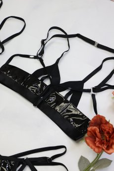 画像26: Keira Lise 2-pcs crotchless set｜ブラ＆クロッチレスタンガ2点セット（ワイヤーなし・オープンバスト・ボンテージ・フェイクレザー・ダブルストラップ・ブラック） | Obsessive 高級Sexyランジェリー【即日発送・サイズ交換NG・メール便対象】輸入下着・ランジェリー   (26)