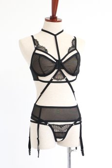 画像31: Premisis Black 3-pcs crotchless set｜ブラ＆チョーカー付きガーターベルト＆クロッチレスタンガ3点セット（ワイヤーあり・シースルー・ブラック） | Obsessive 高級Sexyランジェリー【即日発送・サイズ交換NG・メール便対象】輸入下着・ランジェリー   (31)