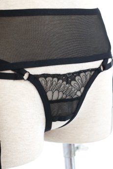 画像37: Premisis Black 3-pcs crotchless set｜ブラ＆チョーカー付きガーターベルト＆クロッチレスタンガ3点セット（ワイヤーあり・シースルー・ブラック） | Obsessive 高級Sexyランジェリー【即日発送・サイズ交換NG・メール便対象】輸入下着・ランジェリー   (37)