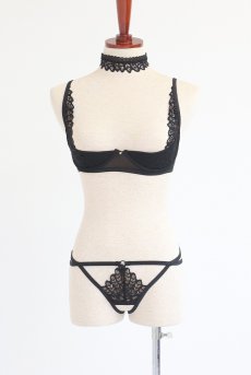画像23: Donarella 3-pcs crotchless set｜ブラ＆クロッチレスタンガ＆チョーカー3点セット（ワイヤーあり・オープンバスト・レース・ダブルストラップ・ブラック） | Obsessive 高級Sexyランジェリー【即日発送・サイズ交換NG・メール便対象】輸入下着・ランジェリー   (23)