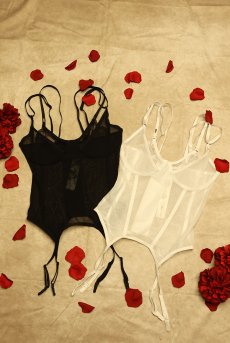 画像24: Arrowel WH corset |  ガーターベルト付きコルセット（ワイヤーあり・シースルー・レース・ダブルストラップ・ホワイト）  | Obsessive 高級Sexyランジェリー【即日発送・サイズ交換NG・メール便対象】輸入下着・ランジェリー    (24)