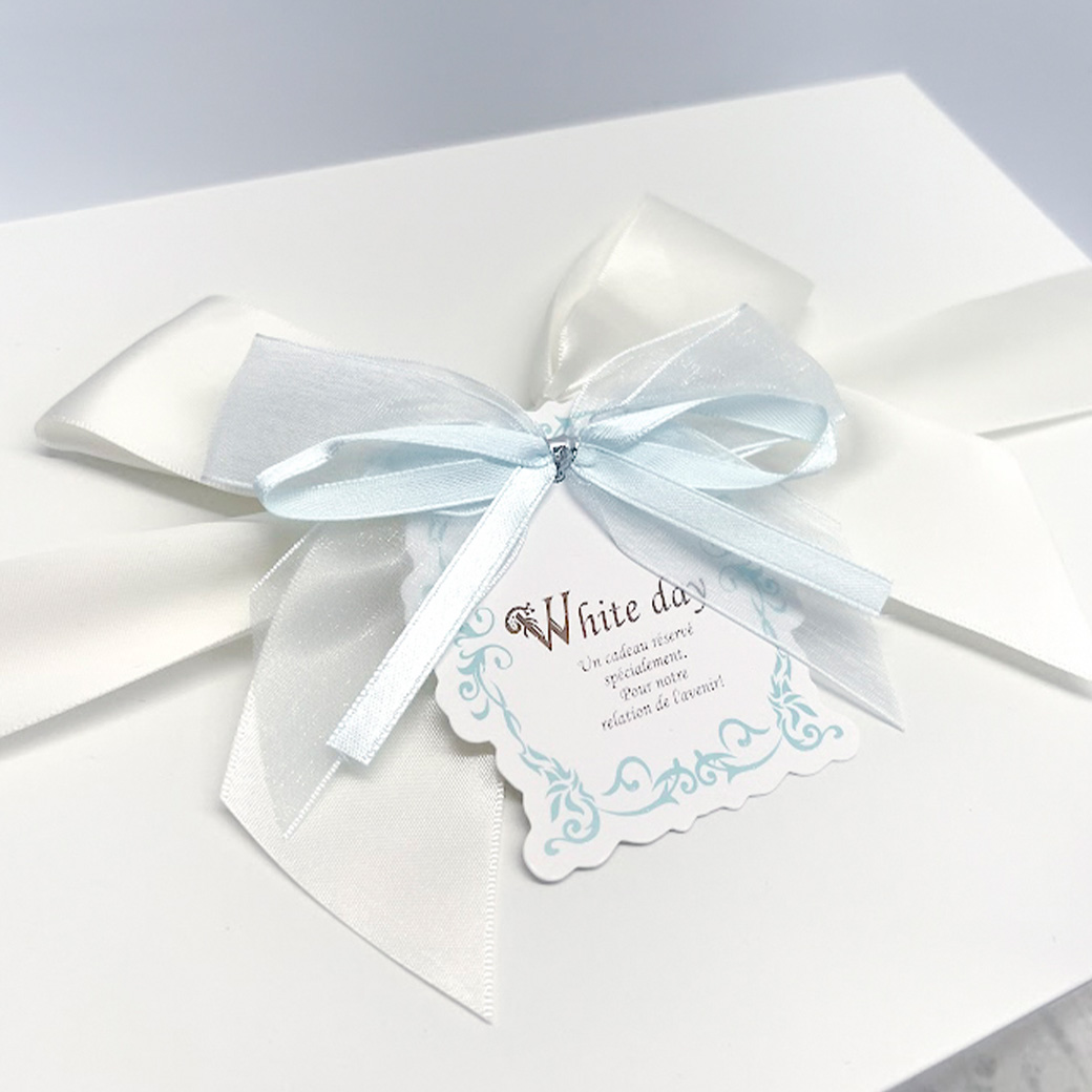 当店オリジナルギフトBOXは、豊富なバリエーションをご用意しております。ご注文商品のデザインや大きさに合わせて当店でアレンジいたしますので、ボックスの色やサイズはお選びいただけません。ラッピングの仕様はすべて当店にお任せください。