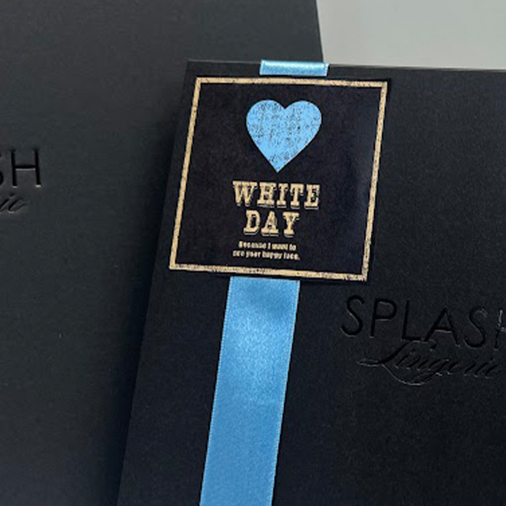 さりげなくショップロゴが刻印された当店オリジナルのブラックBOXに、落ち着きのある青色のリボンで高級ランジェリーに相応しいハイクラス感を演出します。メンズボクサーショーツは専用のブック型ボックスにお入れします。