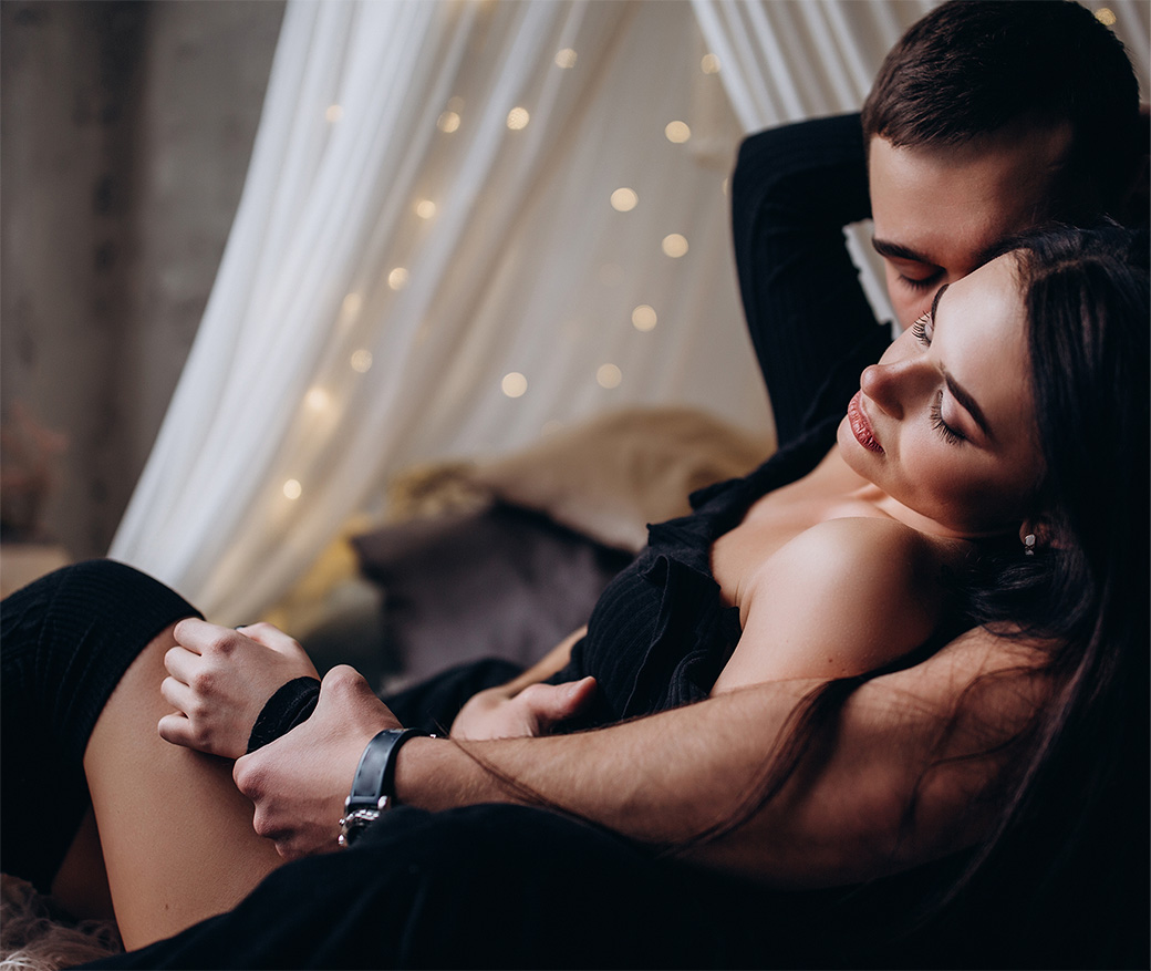 親密な距離感や静かな空気感を通して、“Intimate”という言葉が持つ感覚的なニュアンスを表現。Sexyよりももっと親密なニュアンスが欧米では一般的。