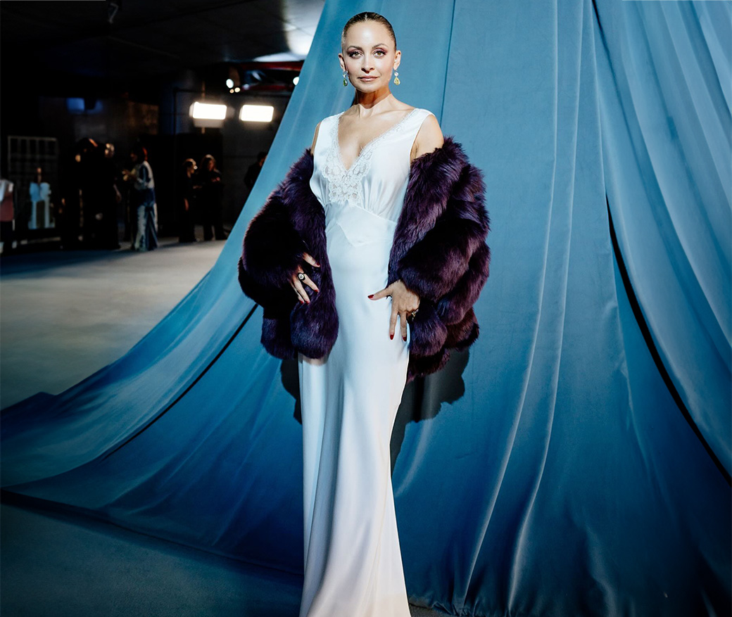 Photo：Nicole Richie Instagram　ランジェリーを思わせるレース使いのドレスに、ボリューム感のあるファージャケットを合わせたニコール・リッチー。センシュアルさとモード感の絶妙なバランスが光る。Nicole Richie。