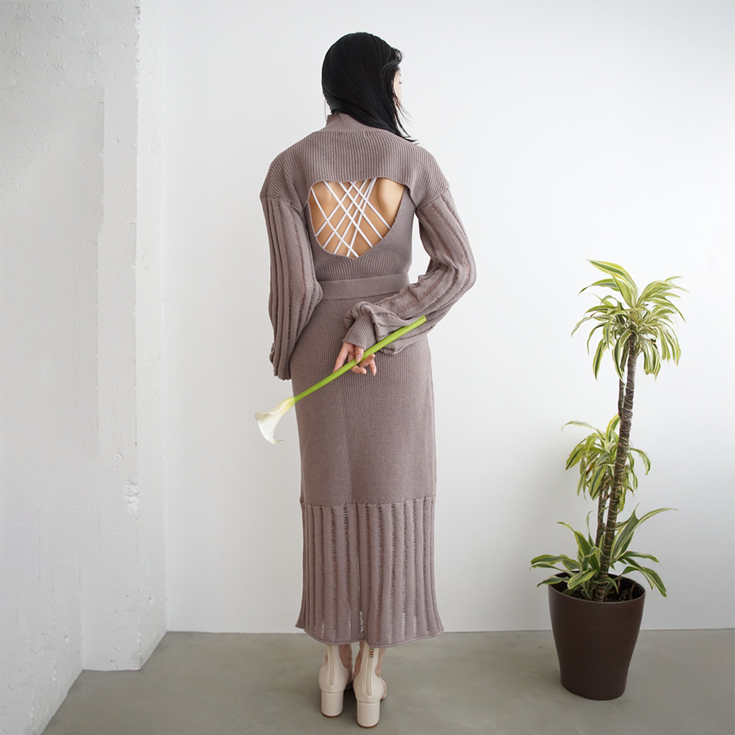 ロングドレスで楽しむ、モード系グランジファッション