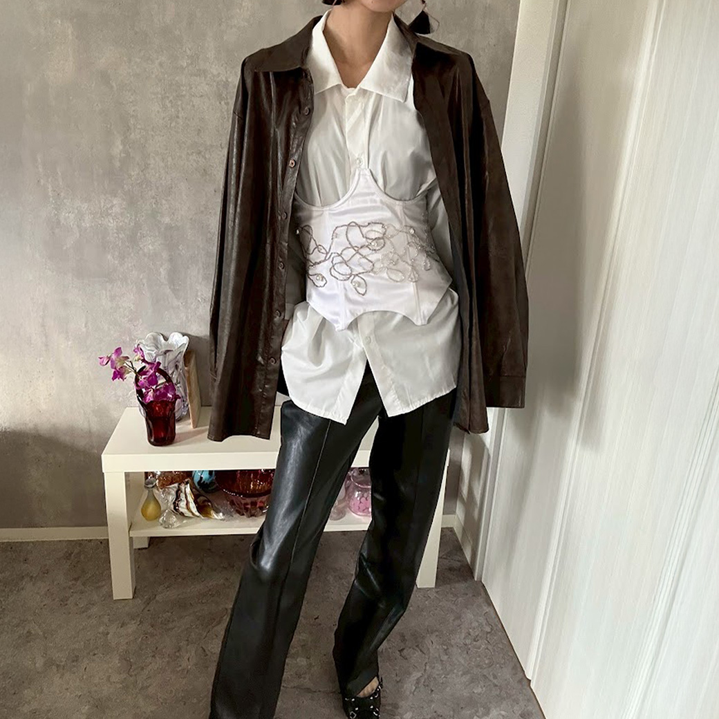 レザー×パールで魅せる、主役コルセットスタイル｜スタッフおすすめをクローゼットから！SPLASH