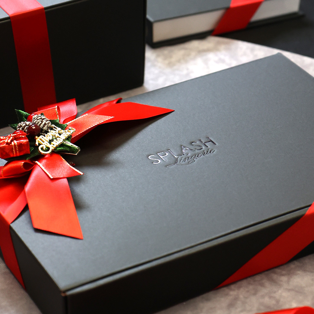 さりげなくショップロゴが刻印された当店オリジナルのブラックBOXに、光沢のある赤リボンで高級ランジェリーに相応しいハイクラス感を演出します。メンズボクサーショーツは専用のブック型ボックスにお入れします。