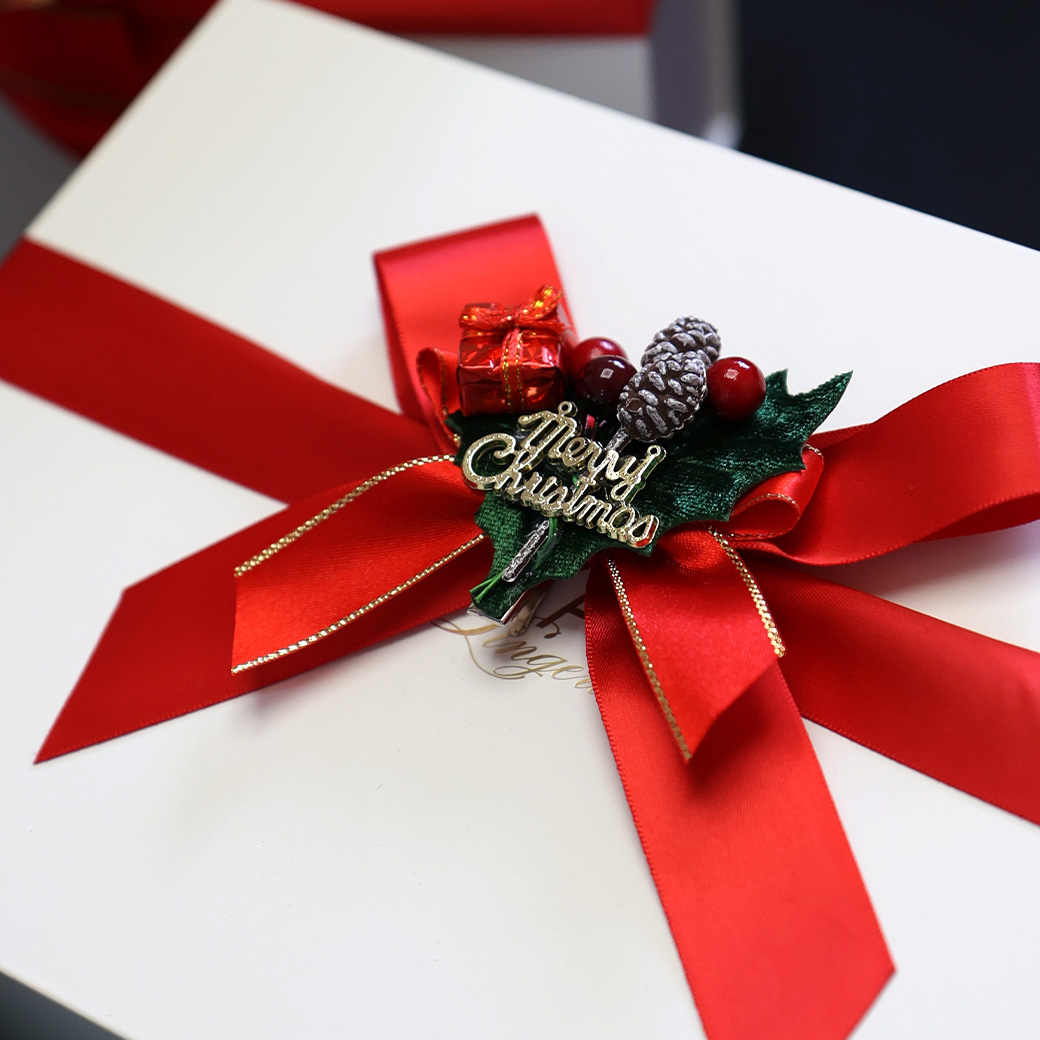 当店オリジナルギフトBOXは、豊富なバリエーションをご用意しております。ご注文商品のデザインや大きさに合わせて当店でアレンジいたしますので、ボックスの色やサイズはお選びいただけません。ラッピングの仕様はすべて当店にお任せください。